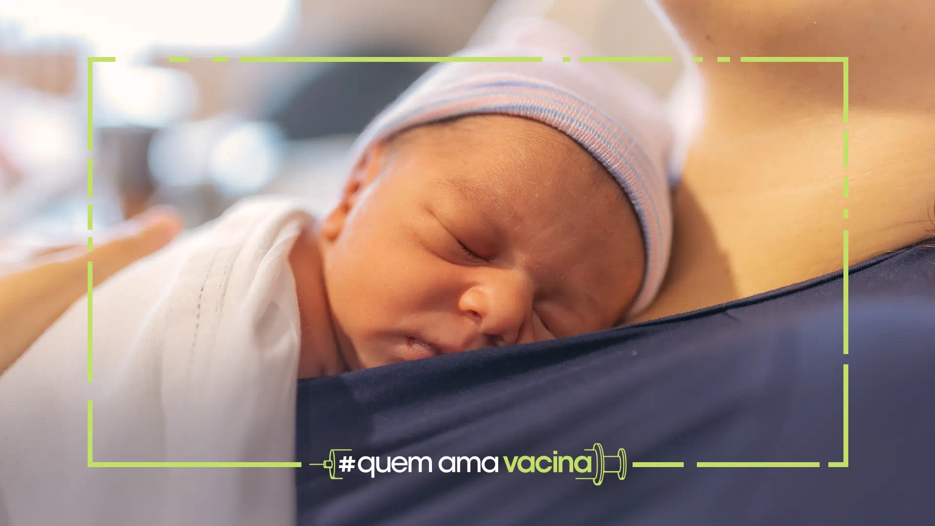 Bebê prematuro dormindo no colo de uma mulher
