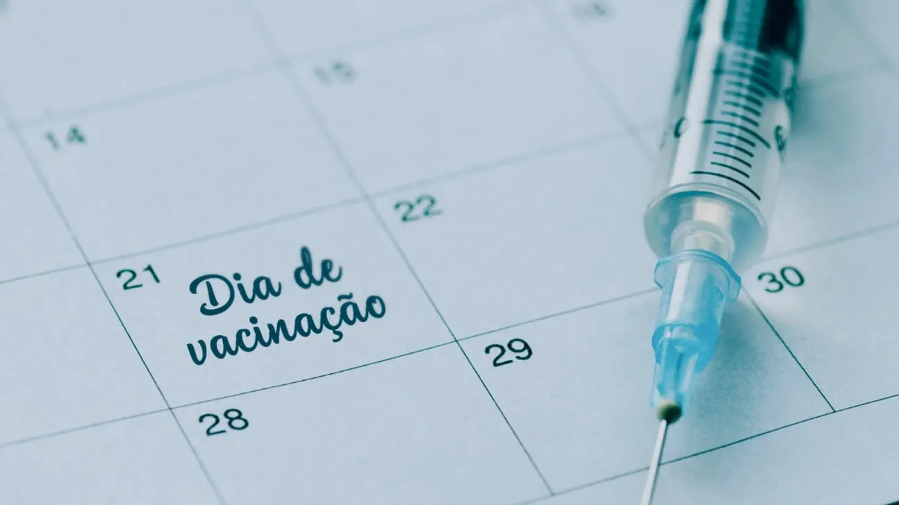 22seringa-de-vacinacao-infantil-na-pandemia-em-cima-de-calendario