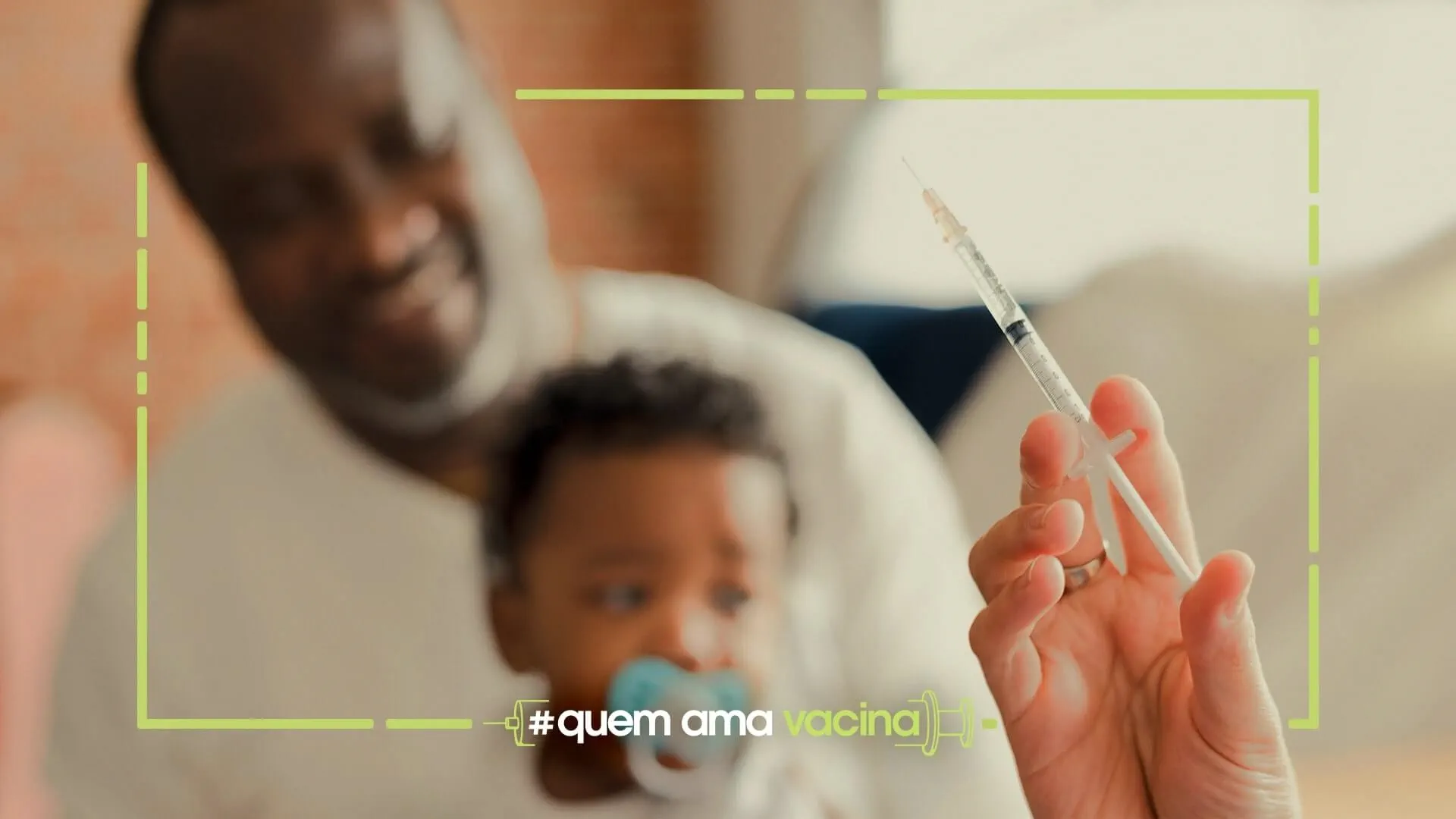 Pai segurando bebê no colo esperando aplicação da vacina contra doenças infantis