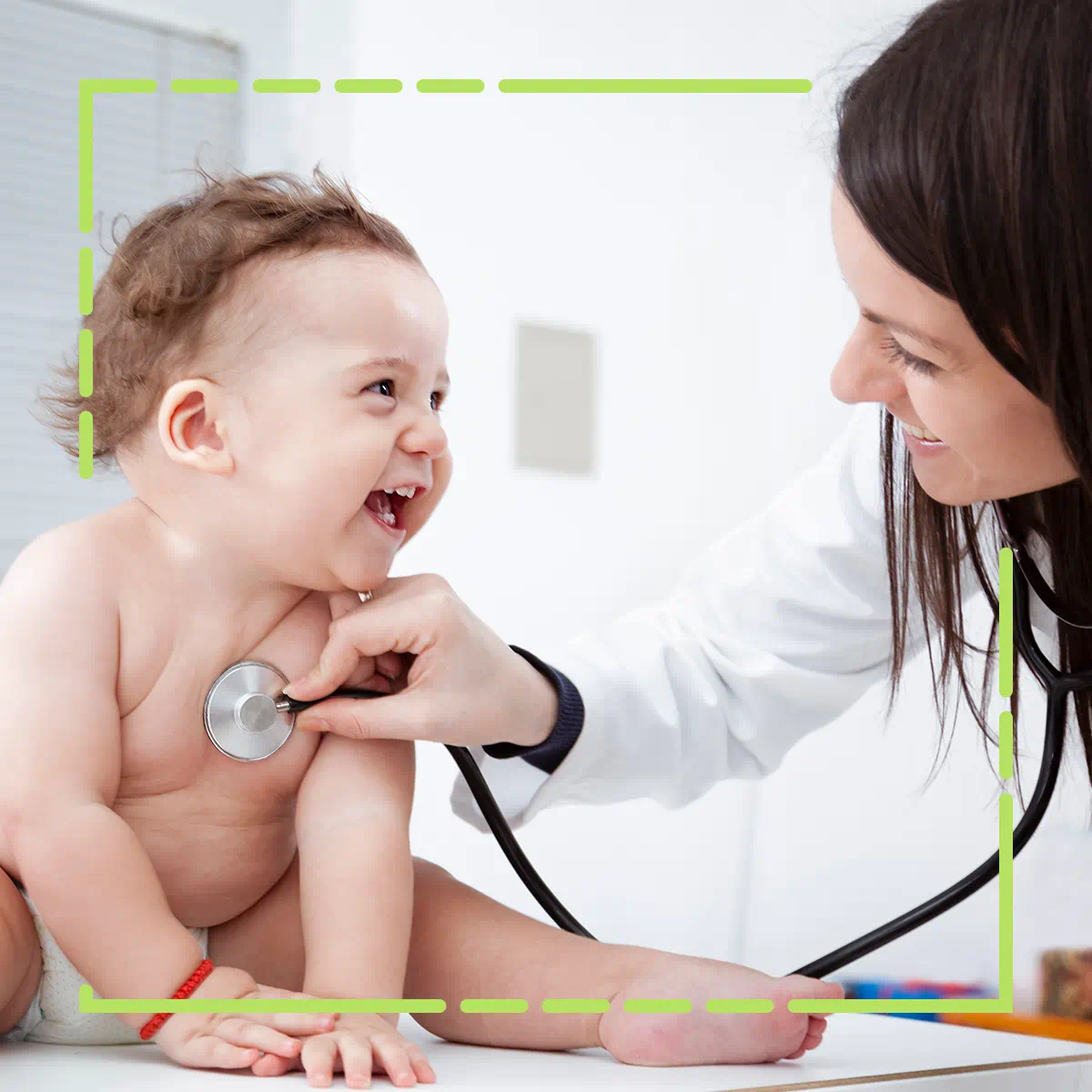 Médica e bebê sorrindo