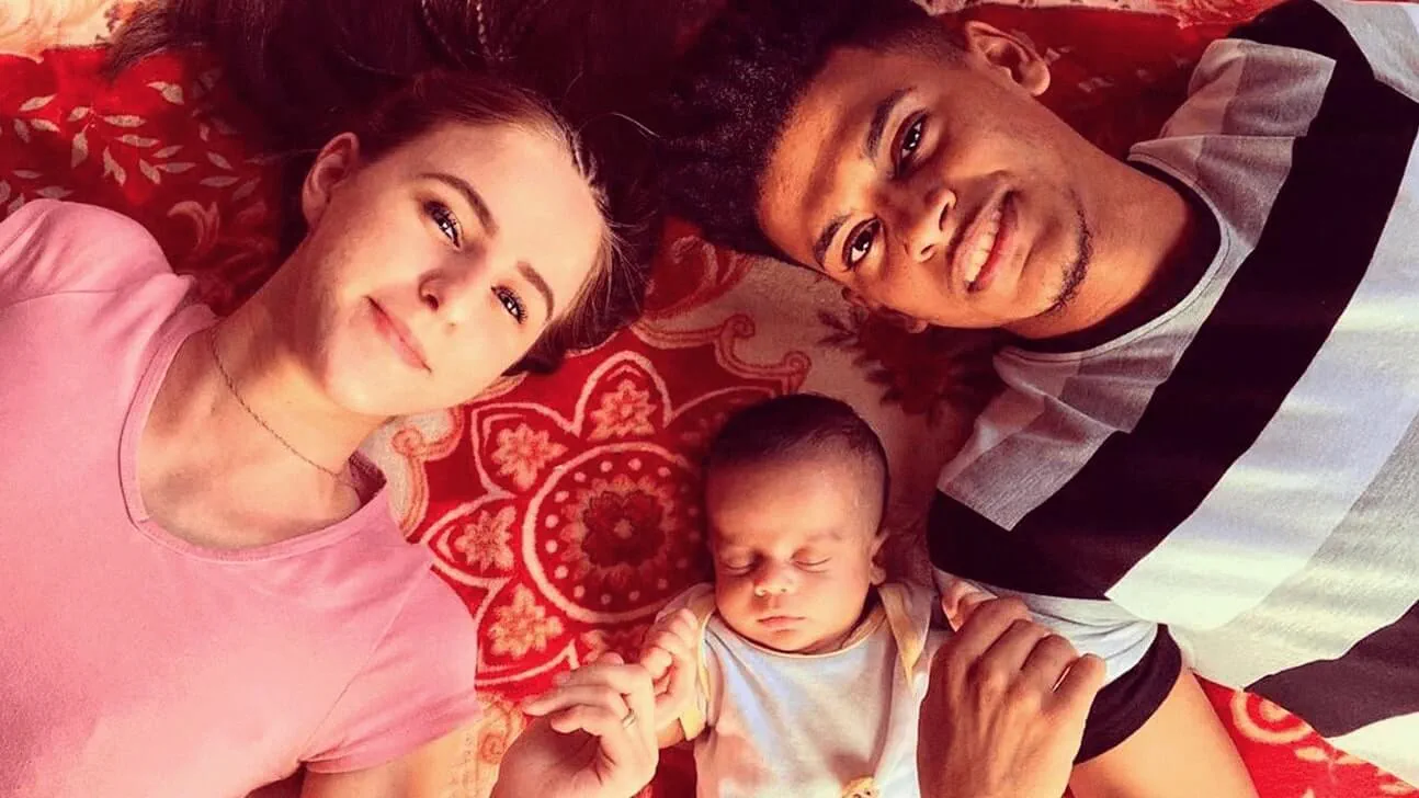 22mulher-e-homem-deitado-com-bebe-prematuro