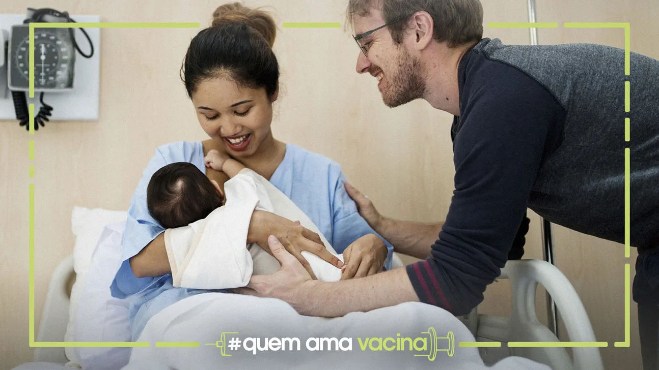 Quem ama vacina: casal sorrindo em quarto de hospital e mãe amamentando o bebê recém-nascido