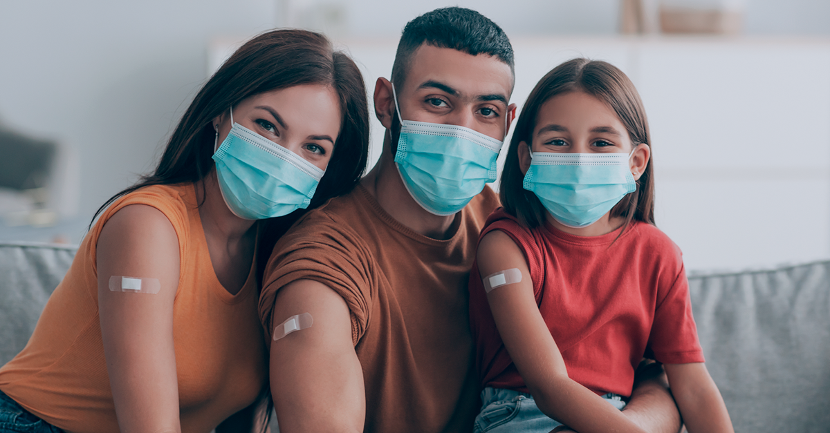familia com curativo no braço vacinada contra a gripe