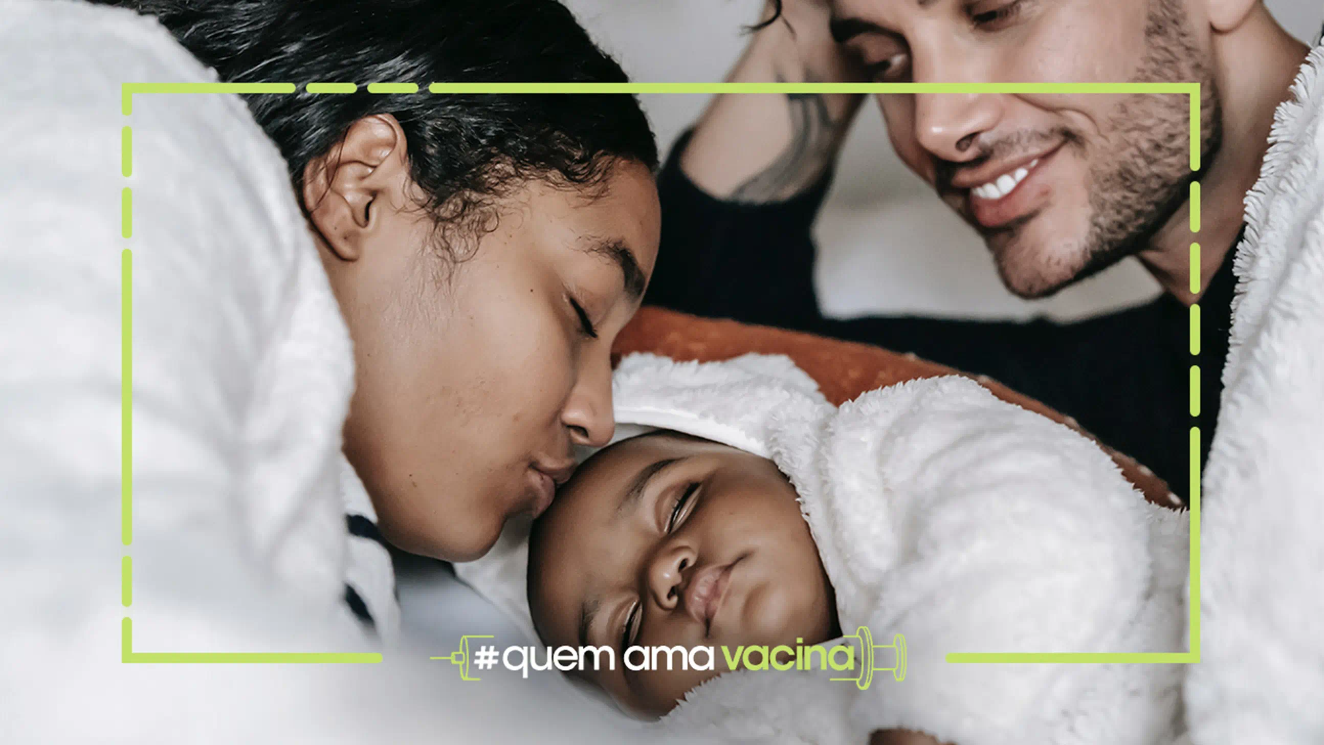 Mulher beijando um bebê dormindo