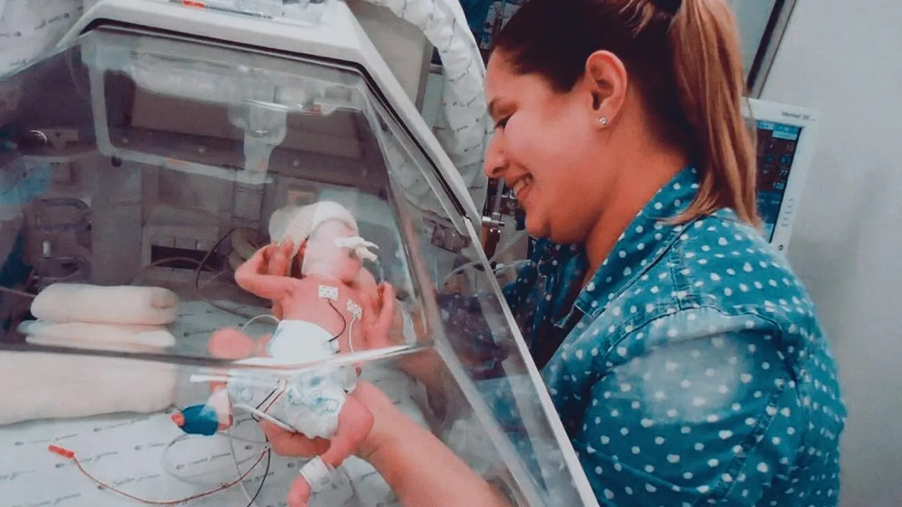 22mae-com-bebe-prematuro-no-colo-em-incubadora