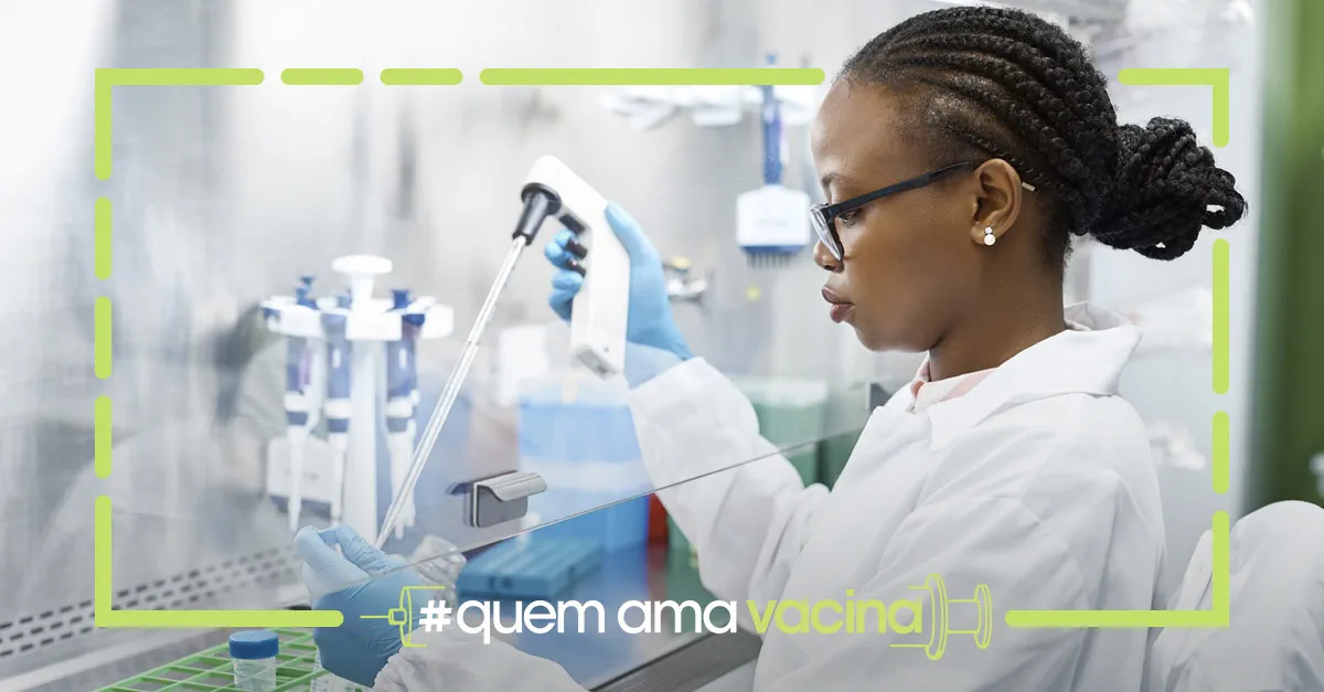 Cientista trabalhando com a produção de vacinas no laboratório