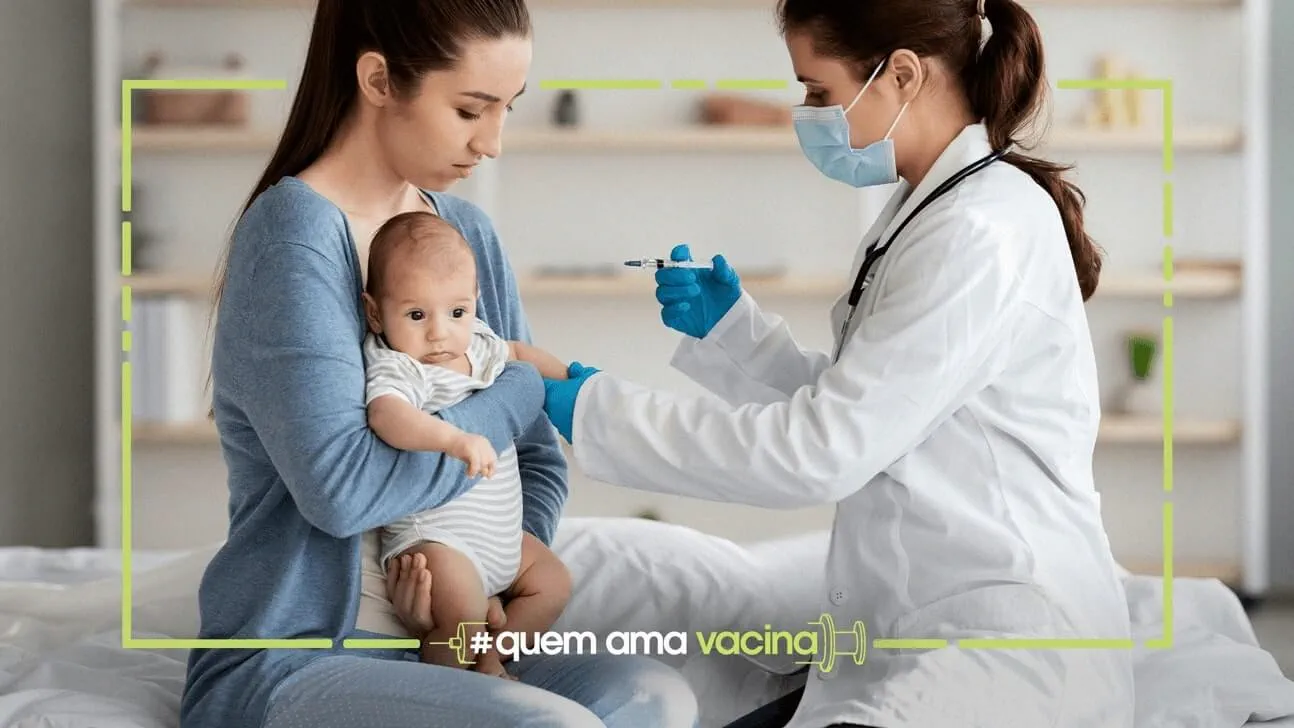 Médica mulher de máscara segurando vacina infantil e mulher segurando um bebe no colo