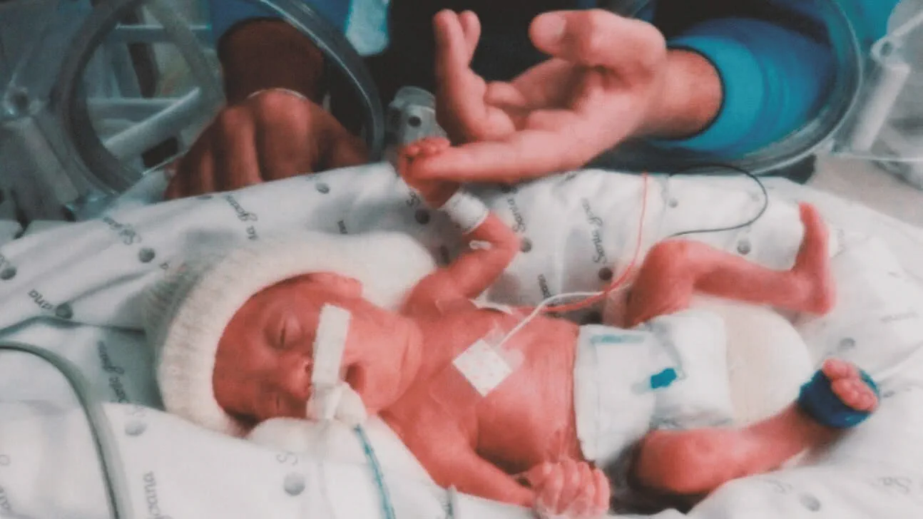 22bebe-prematuro-com-a-mao-de-pai-fazendo-carinho