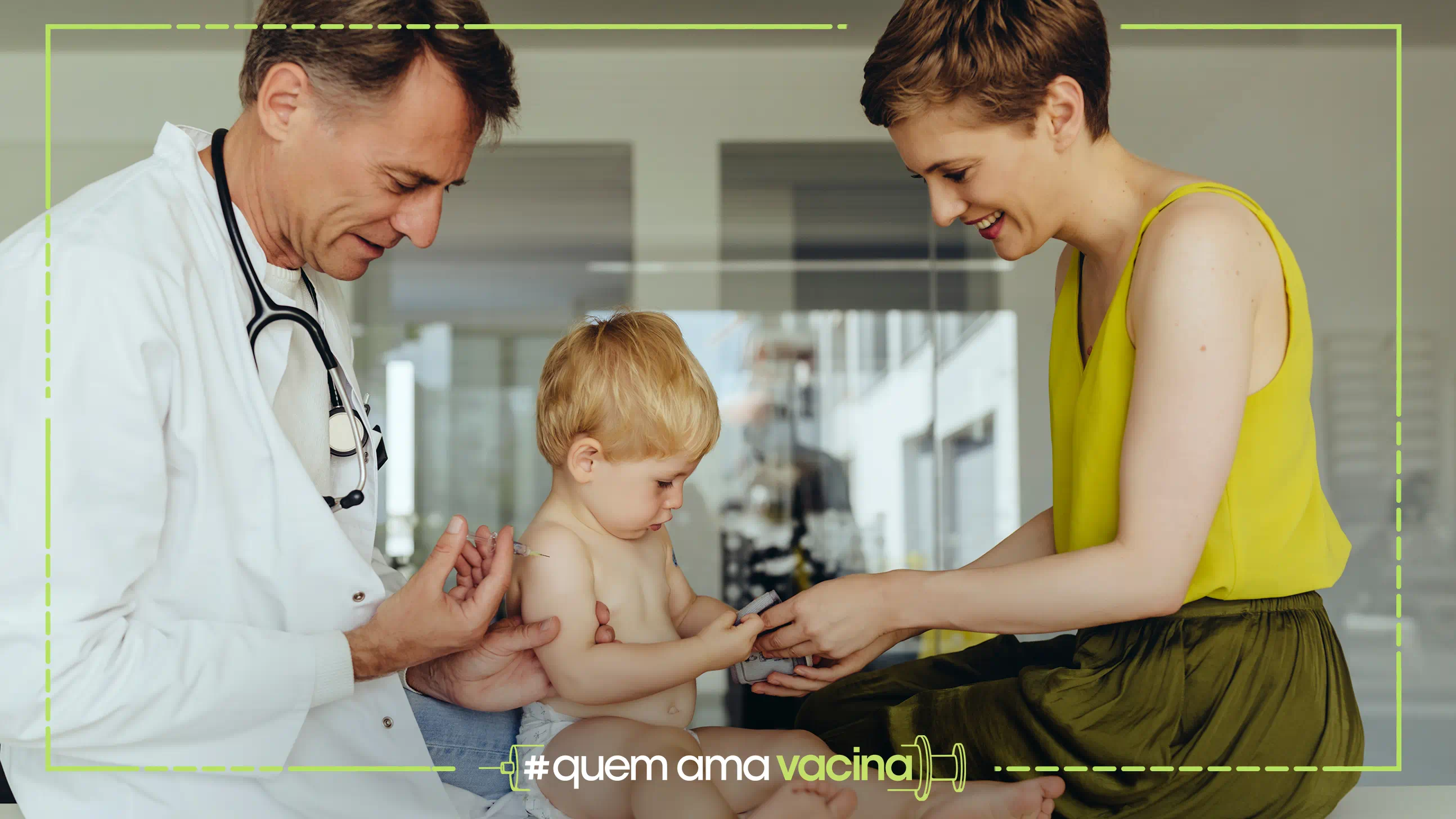 	médico vacinando bebe
