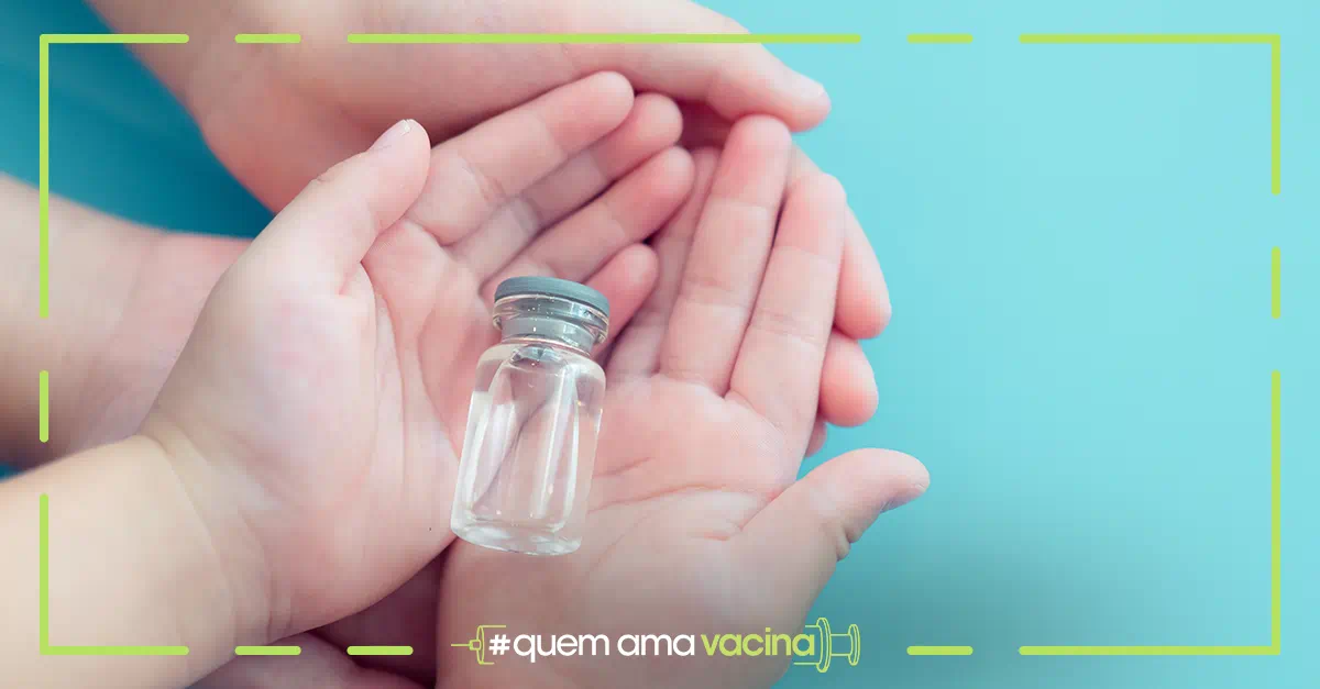 Mãos de adulto e criança segurando um frasco de vacina